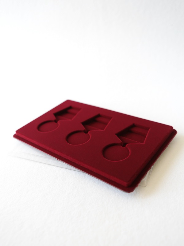 Планшет M (146х236х12 мм) на 3 медали РФ d-37 мм с пятиугольной колодкой, тёмно-бордовый