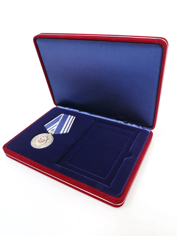 Футляр замшевый (182х128х34 мм) под медаль РФ d-32 мм и удостоверение (74х104х5 мм)