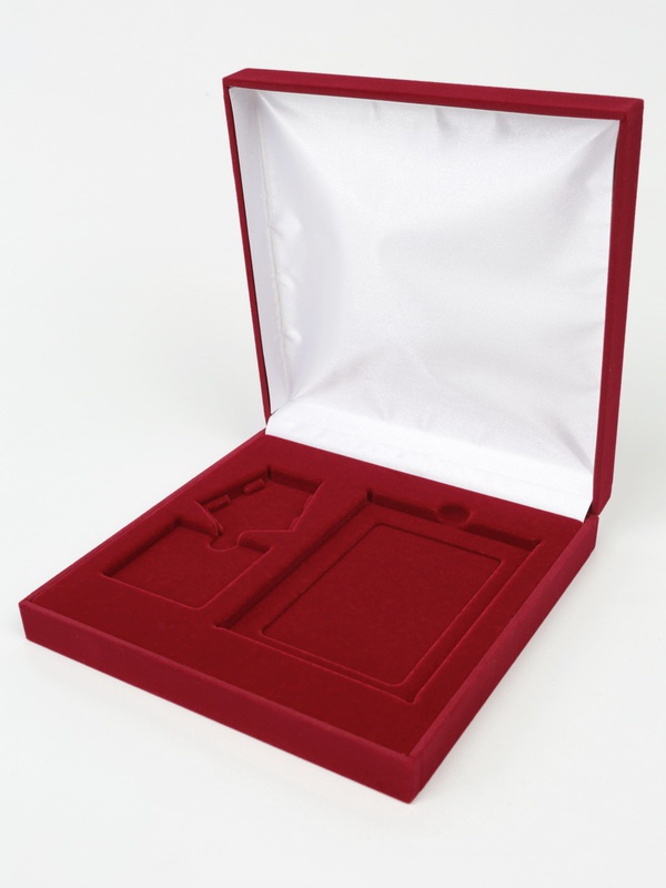  Футляр (160х160х33 мм) под орден на пятиугольной колодке и удостоверение (75х105х6 мм), тёмно-зелёный