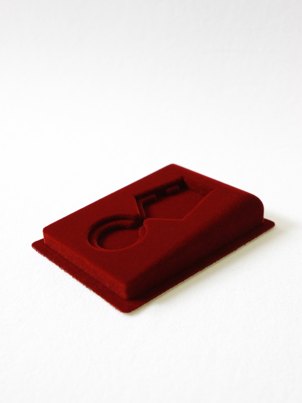  Сувенирная упаковка с уклоном (100х133х25 мм) под медаль РФ d-37 мм, тёмно-бордовый