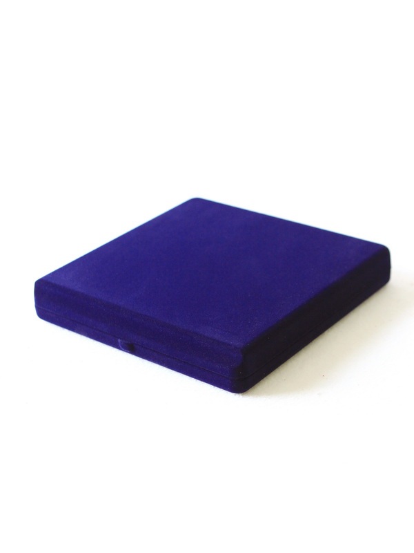  Футляр (165х165х27 мм) на 3 монеты в капсулах (диаметр 58 мм), светло-бордовый