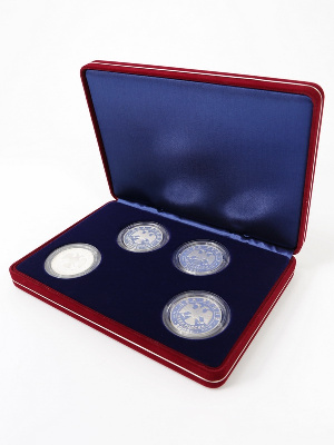 Футляр замшевый (182х128х34 мм) на 4 монеты в капсулах (диаметр 44 мм)