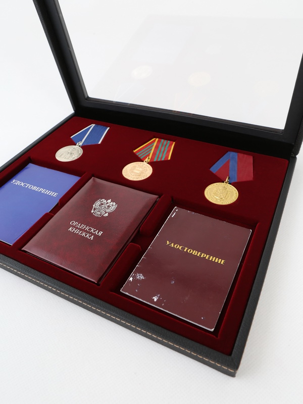  Бокс из искусственной кожи с прозрачным окном Nera Plus для 3 медалей РФ d-32 мм и 3 удостоверений, зелёный