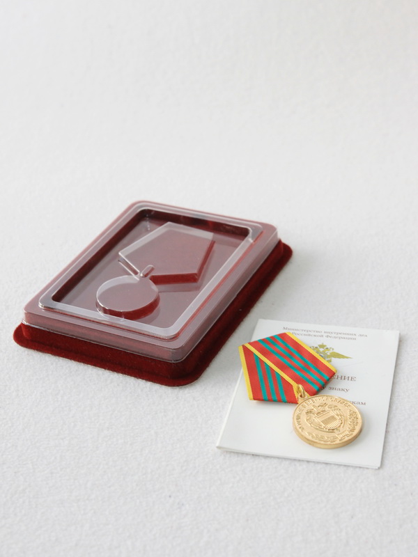  Сувенирная упаковка (110х139х22 мм) под медаль РФ d-32 мм (в крышке) и удостоверение (78х108х6 мм), тёмно-бордовый