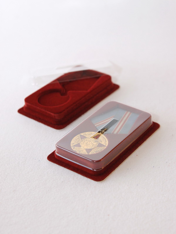  Сувенирная упаковка (60х100х20 мм) под медаль РФ d-37 мм, тёмно-бордовый
