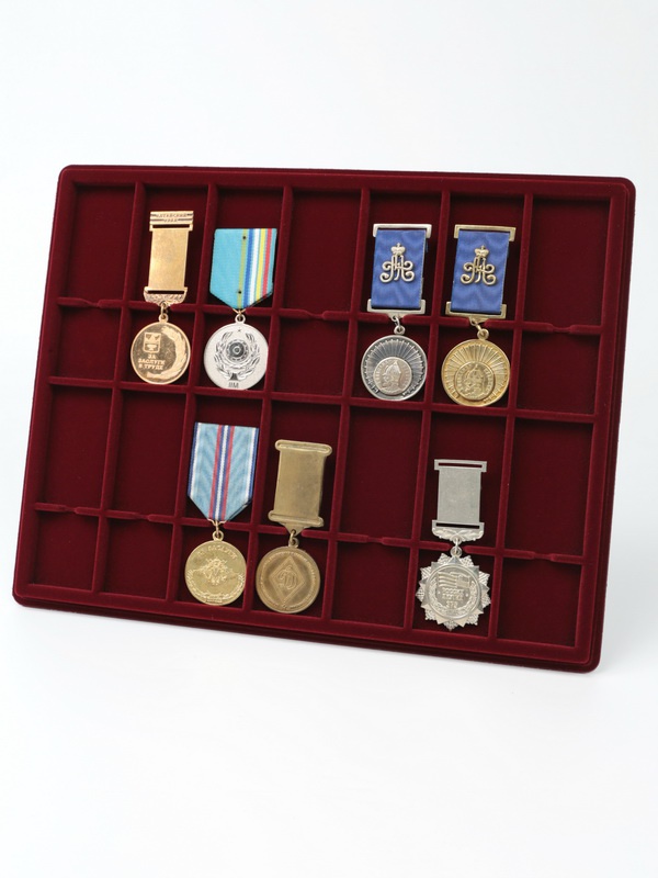 Планшет S (234х296х12 мм) на 14 ячеек (для медалей на колодках)