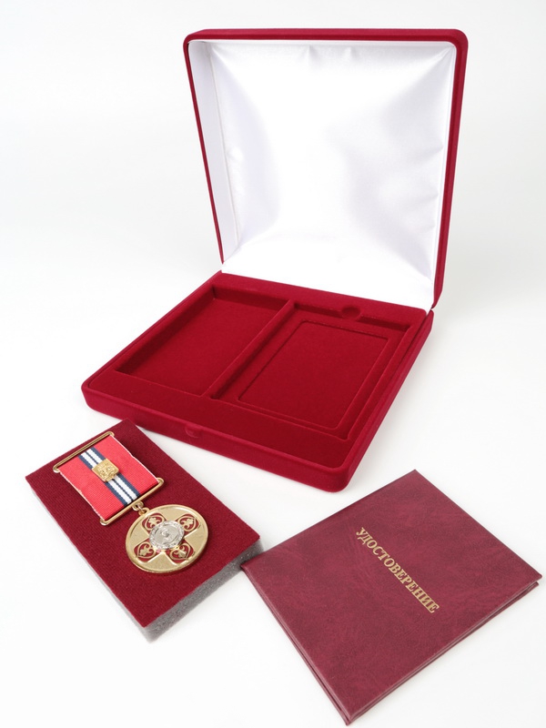  Футляр (169х169х39 мм) с поролоновой вставкой под универсальную медаль и удостоверение (81х112х6 мм), светло-бордовый