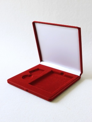 Футляр (165х165х27 мм) под медаль РФ d-37 мм и удостоверение (81х112х8 мм)