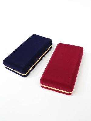 Футляр (62х116х26 мм) с золотым ободком с универсальной подложкой,  светло-бордовый