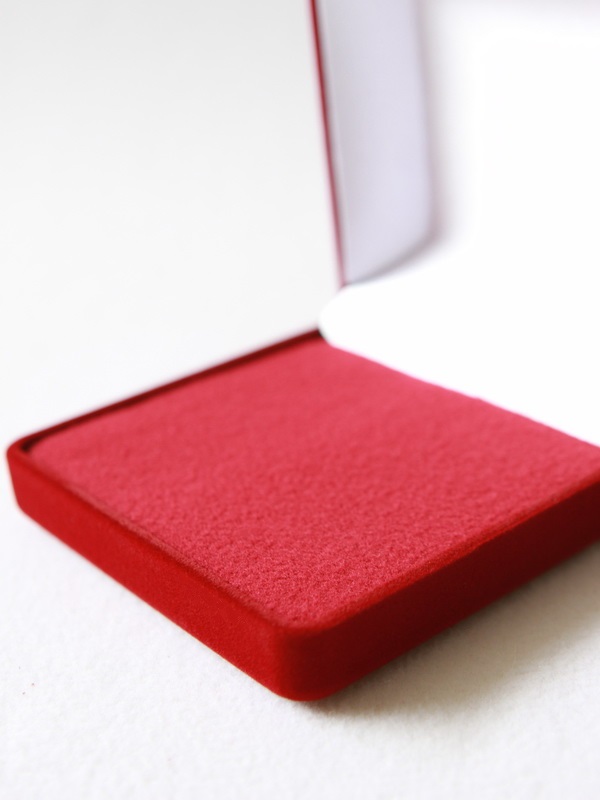 Футляр (92х92х40 мм) с поролоновой вставкой, светло-бордовый