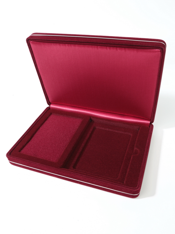  Футляр замшевый (182х128х34 мм) с поролоновой вставкой под универсальную медаль и удостоверение (80х110х8 мм), тёмно-бордовый