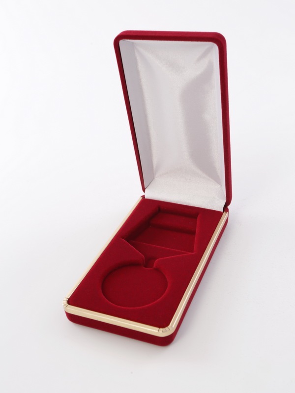 Футляр с золотым ободком (62х116х26 мм) под медаль РФ d-37 мм с пятиугольной колодкой, светло-бордовый