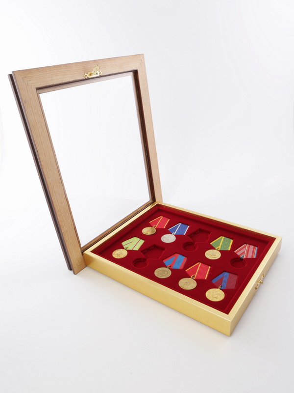  Стенд выпуклый коричневого цвета с золотом под 10 медалей РФ d-32 мм с пятиугольной колодкой. Открывающийся, тёмно-бордовый