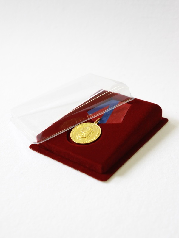  Сувенирная упаковка с уклоном (100х133х25 мм) под медаль РФ d-37 мм, тёмно-синий