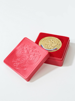 Футляр пластиковый (58х58х22 мм) для медали «За особые успехи в учении». С выдавленным гербом, красный