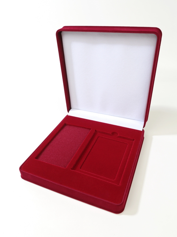 Футляр (186х192х50 мм) с поролоновой вставкой под универсальную медаль и удостоверение (81х112х6 мм), светло-бордовый