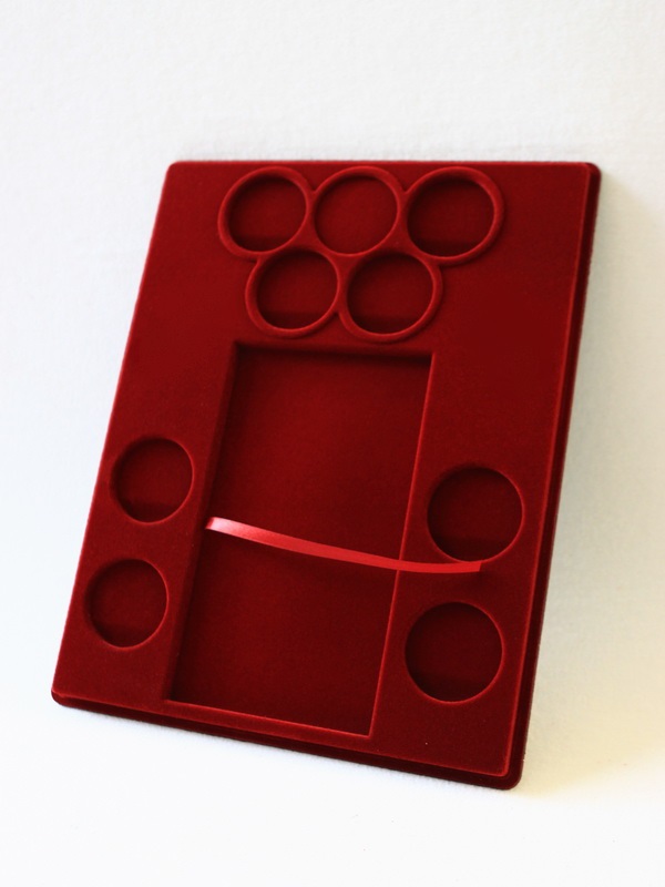  Планшет S (234х296х12 мм) для 1 банкноты Сочи-2014 в капсуле и 8 монет Сочи-2014 в капсулах (4 монеты располагаются в олимпийских кольцах), тёмно-бордовый