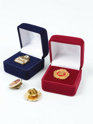 Футляр (43х43х36 мм) под значок на цанге