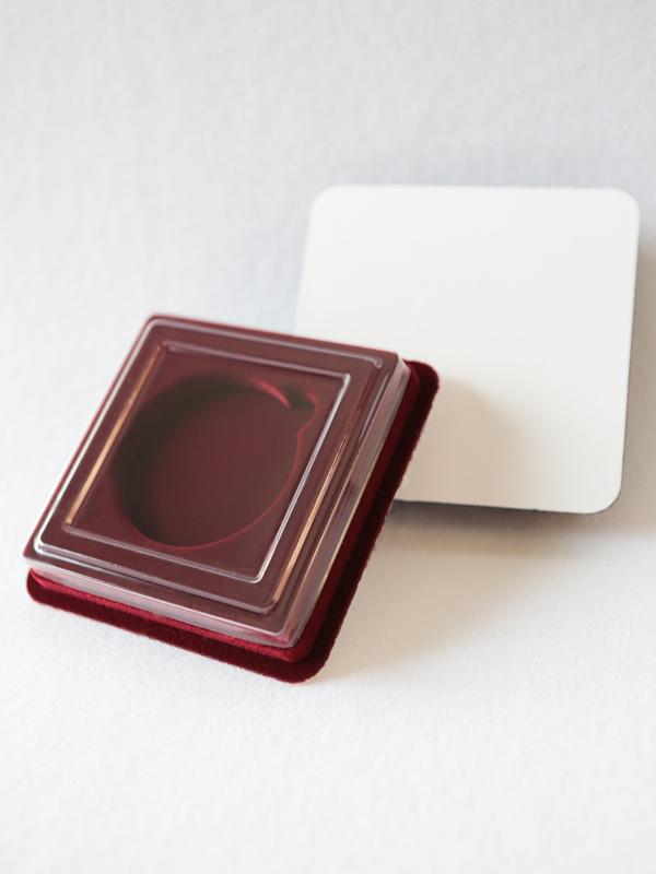  Сувенирная упаковка (106х106х20 мм) для одной монеты в капсуле (диаметр 58 мм), тёмно-бордовый