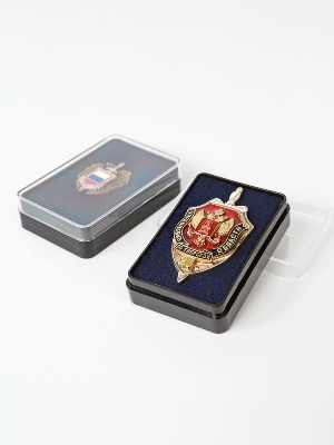 Пластиковый футляр (38х58х17 мм). Чёрное основание, прозрачная крышка