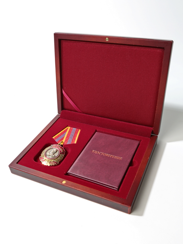 Деревянный футляр (194х149х32 мм) под одрен на пятиугольной колодке и удостоверение (81х112х6 мм)