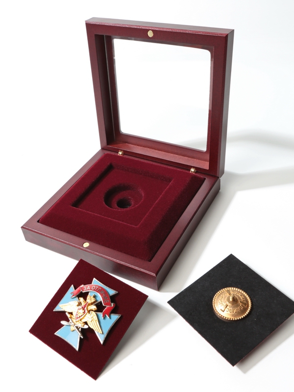 Деревянный футляр с прозрачным окном Volterra (120х120х34 мм) под знак с винтом,  тёмно-бордовый