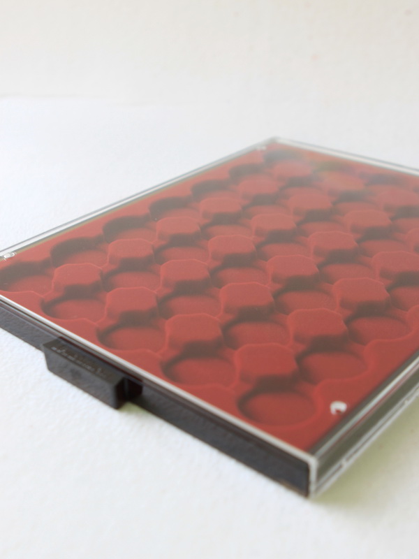  Кассета MB для 35 монет в капсулах CAPS 26,5 / 27 Leuchtturm. Диаметр ячейки 33 мм., светло-бордовый