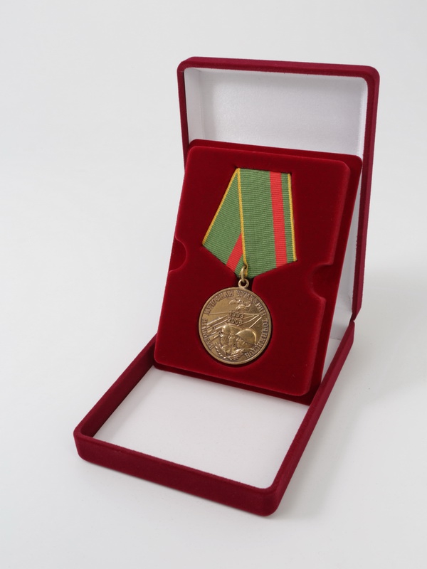  Футляр (90х124х32 мм) под медаль РФ d-37 мм с пятиугольной колодкой. Вынимаемый ложемент, тёмно-синий