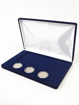 Футляр (217х141х29 мм) для 3 монет 25 рублей в капсулах Leuchtturm и банкноты «Футбол 2018» в чехле