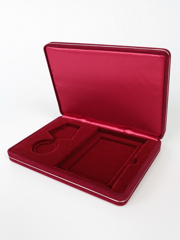  Футляр замшевый (182х128х34 мм) под медаль РФ d-37 мм и удостоверение (80х110х8 мм), тёмно-бордовый