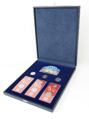 Футляр кожзам Sapfir S (237х298х33 мм) для 3 монет 25 рублей и 3 монет 25 рублей в блистере «Футбол 2018». Талисман. Вертикальный