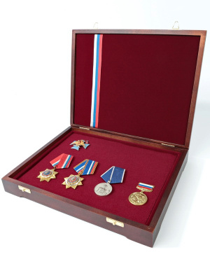  Футляр деревянный Vintage S (305х247х54 мм) на 1 ячейку с поролоновой вставкой. Российская ленточка, тёмно-бордовый