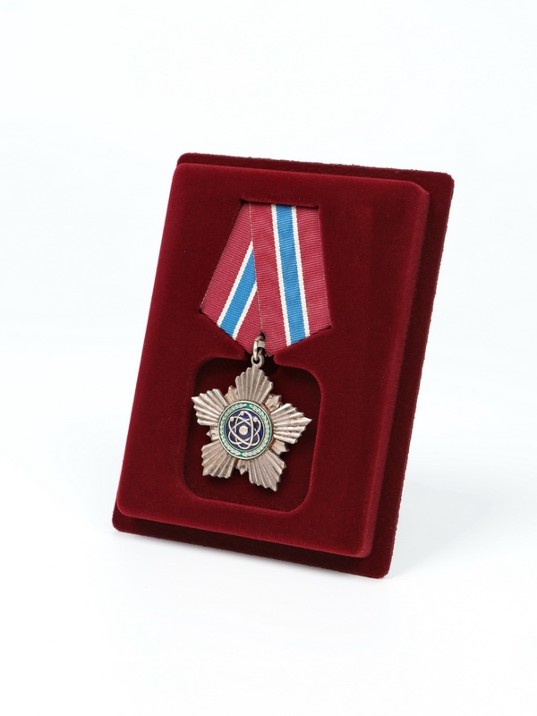  Сувенирная упаковка с уклоном (100х133х25 мм) под орден на пятиугольной колодке, зелёный