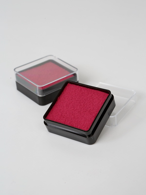  Пластиковый футляр (38х38х17 мм). Чёрное основание, прозрачная крышка, бордовая вставка