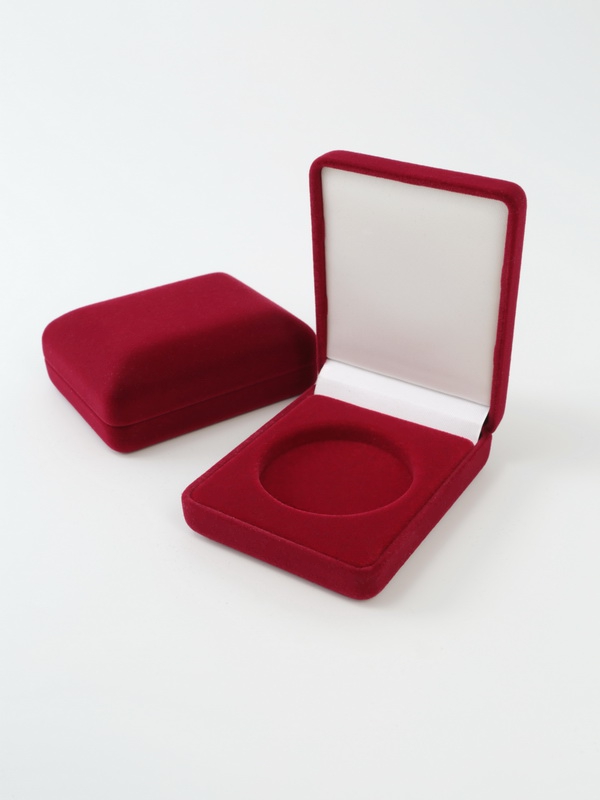  Футляр (61х79х32 мм) для монеты, медали диаметром 38 мм в капсуле Leuchtturm (диаметр ячейки 44 мм), светло-бордовый