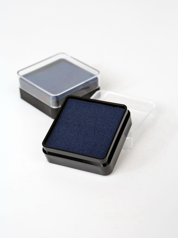  Пластиковый футляр (38х38х17 мм). Чёрное основание, прозрачная крышка, синяя вставка