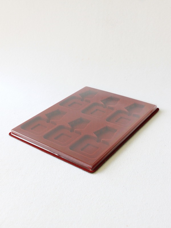 Планшет S (234х296х12 мм) на 6 орденов с пятиугольной колодкой. Вертикальный, тёмно-бордовый