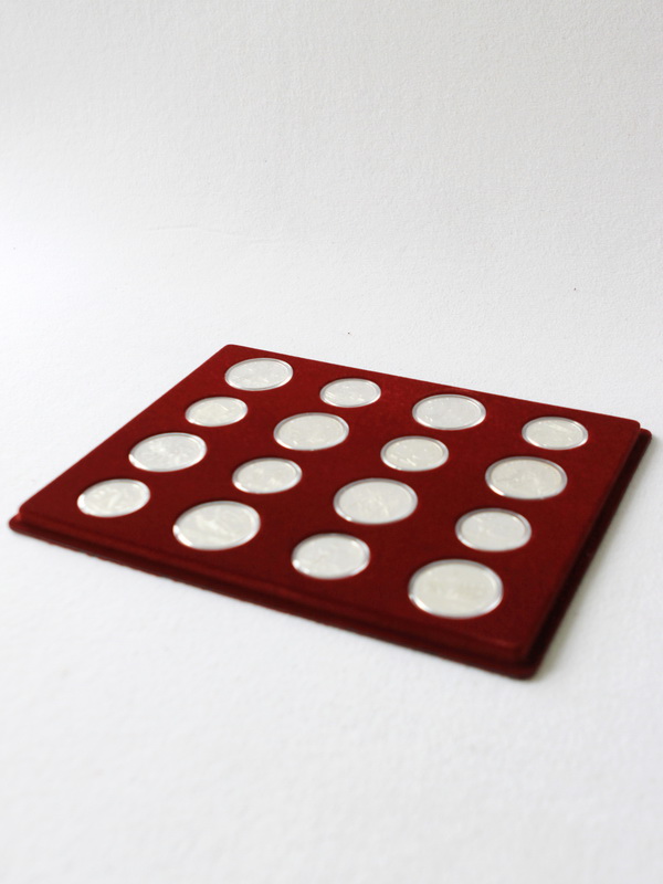  Набор из двух планшетов S (234х296х12 мм) для серебряных монет «Олимпиада-80» в оригинальных капсулах, тёмно-бордовый