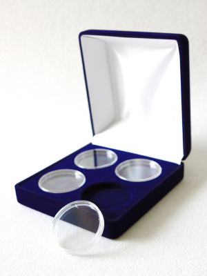 Футляр (120х131х50 мм) на 4 монеты в капсулах (диаметр 46 мм),  светло-бордовый