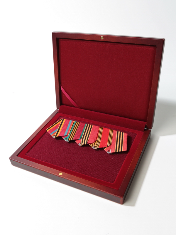 Деревянный футляр (194х149х32 мм) с поролоновой вставкой