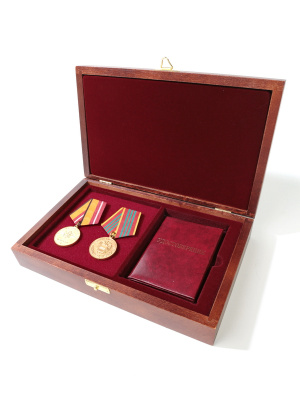 Футляр деревянный Vintage M (244х154х48 мм) с поролоновой вставкой под медали и удостоверение (83х114х12 мм), тёмно-бордовый