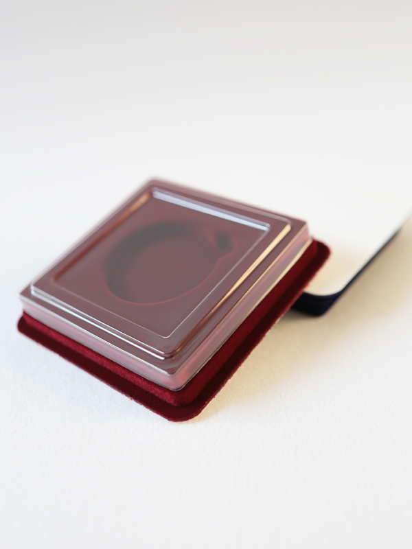  Сувенирная упаковка (106х106х20 мм) для одной монеты в капсуле (диаметр 50 мм), тёмно-бордовый