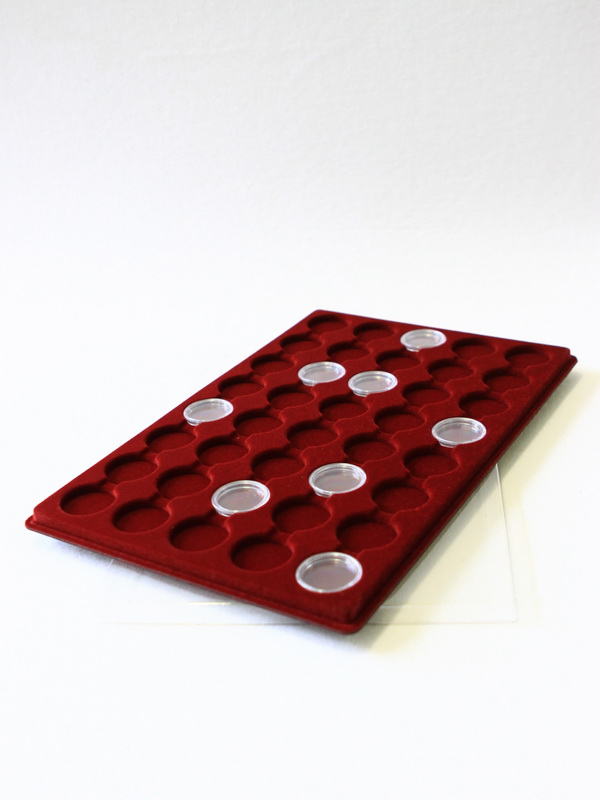  Планшет L (222х333х13 мм) для 40 монет в капсулах CAPS 26,5 и 27 Leuchtturm. Диаметр ячейки 33 мм, тёмно-бордовый