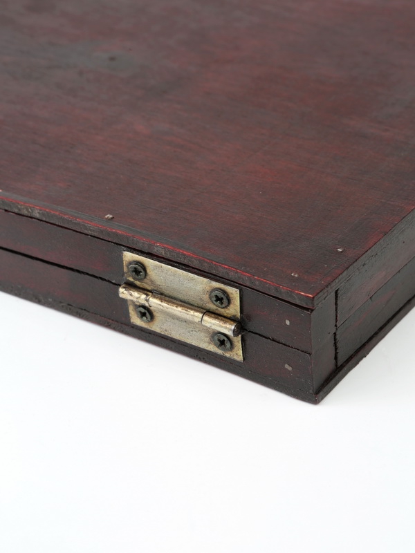  Футляр деревянный Rustika (310х261х33 мм) для 3 золотых и 14 серебряных монет «Футбол 2018» в капсулах. Талисман, тёмно-бордовый