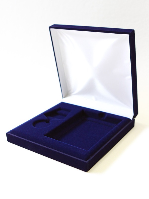  Футляр (160х160х33 мм) под медаль РФ d-32 мм и удостоверение (81х112х12 мм). Ложемент выпуклый, тёмно-зелёный