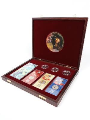 Футляр деревянный Vintage S (305х247х40 мм) для банкноты в чехле, 3 монет 25 рублей в капсулах и 3 монет 25 рублей в блистере «Футбол 2018». Кубок
