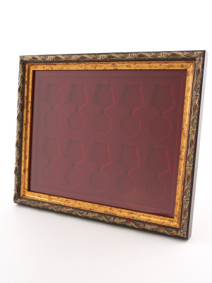  Стенд серии «Барокко» (золото) под 10 медалей РФ d-37 мм с пятиугольной колодкой. Открывающийся, светло-бордовый