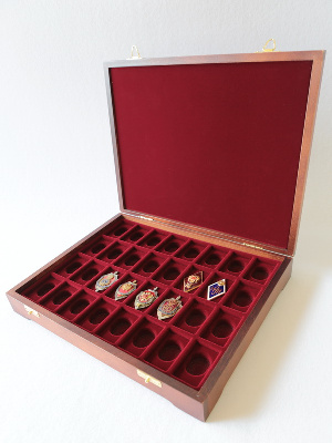 Футляр деревянный Vintage S (305х247х54 мм) на 32 ячейки (30х50х6 мм) под знаки с винтами