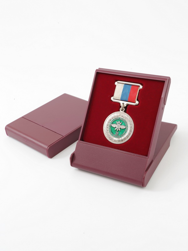  Футляр пластиковый (79х106х16 мм) для медали на квадро колодке (короткая), светло-бордовый