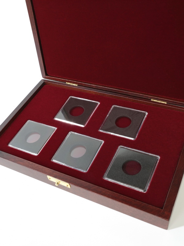  Деревянный футляр Vintage M (244х156х38 мм) для 5 монет в капсулах Quadrum (50х50х6 мм), тёмно-бордовый